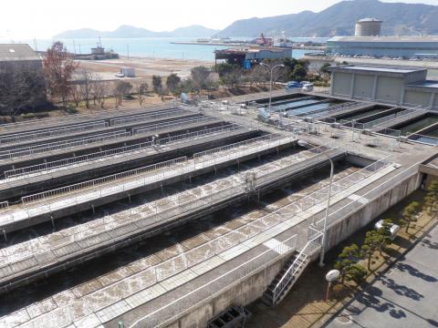 写真：浄化センター水処理施設（上から）