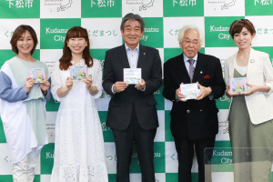 左寄り、礼よしむらさん、MIKKOさん、市長、弘中下松市観光協会会長、雅宵さん（左より）