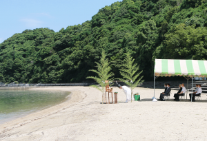 海に向かい安全を願う参加者