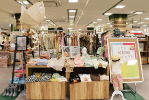 楠木町に店舗を構える子ども服店も出店しています