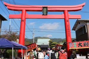 屋台でにぎわう参道