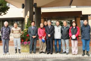 久保地区福祉協議会のみなさんと記念撮影