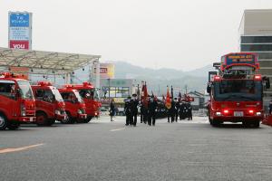 消防団と消防車のパレード