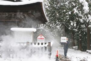 文化財のレプリカを運び出す三池住職