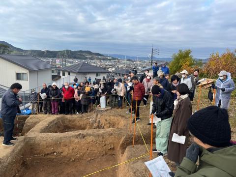 説明を受ける見学者