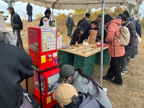 ガチャガチャを回す見学者