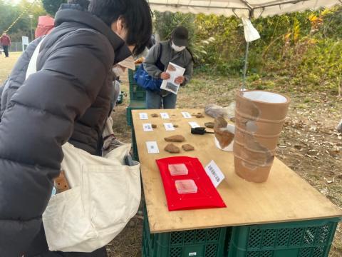 金製垂飾付耳飾を眺める見学者